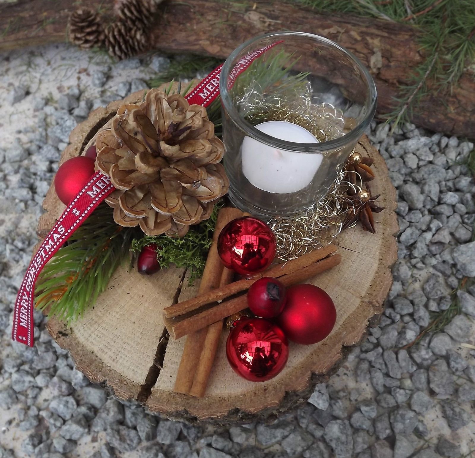 weihnachtsdeko auf holzscheibe